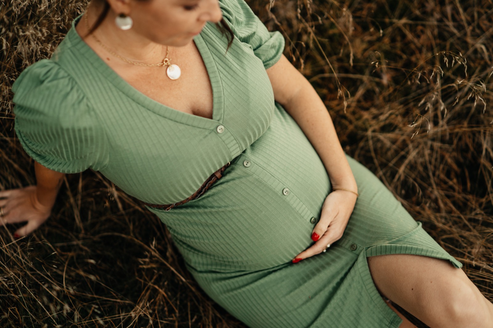Babybauch-Porträt im goldenen Gegenlicht